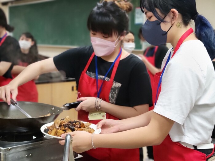 團隊合作：你來炒料、我來幫