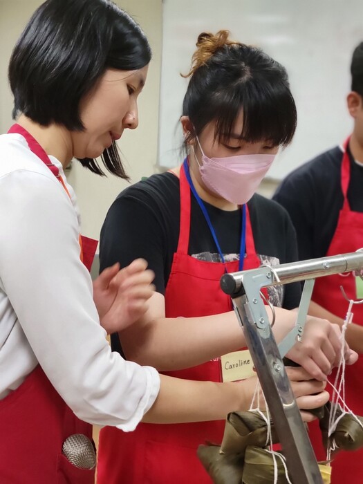 老師指導綁粽技巧，避免粽子下水開花