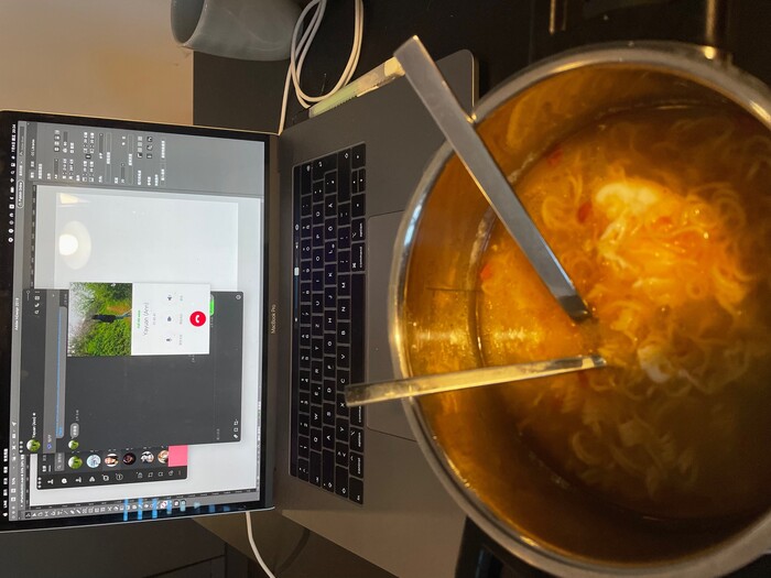 一碗泡麵配著line語音通話，是留學生的日常。